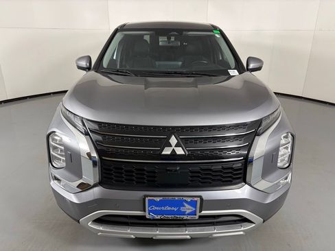 Used 2024 Mitsubishi Outlander SE image 3