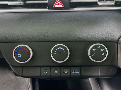 Used 2022 Hyundai Elantra SE w/ Cargo Package image 22