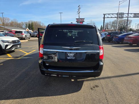 Used 2016 Chrysler Town & Country Touring w/ Driver Convenience Group FWD image 11