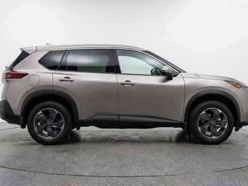 Used 2025 Nissan Rogue SV image 11