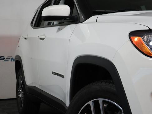 Used 2018 Jeep Compass Latitude w/ Popular Equipment Group AWD/4WD image 3