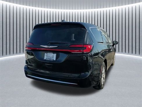 Used 2024 Chrysler Pacifica Touring-L image 12