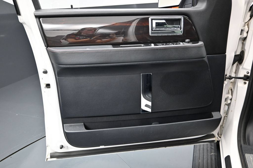 Used 2016 Lincoln Navigator Reserve AWD/4WD image 16