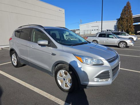 Used 2016 Ford Escape SE w/ Equipment Group 201A image 1