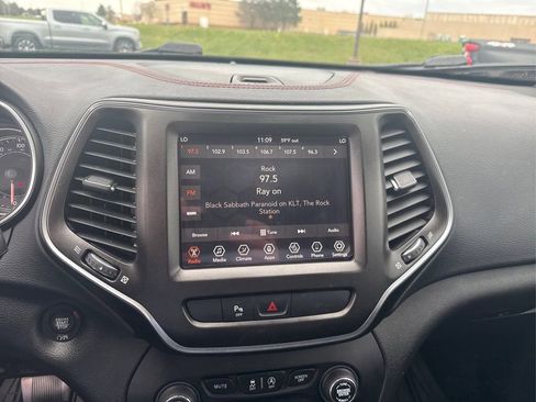 Used 2019 Jeep Cherokee Trailhawk w/ Cold Weather Group AWD/4WD image 11