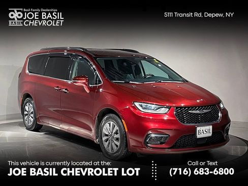 Used 2021 Chrysler Pacifica Touring-L image 1