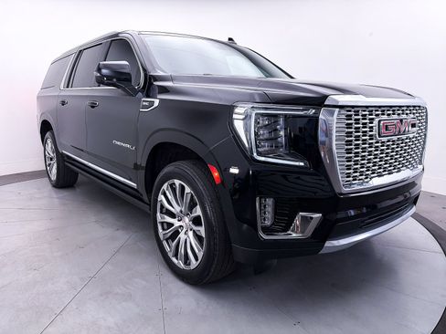Used 2022 GMC Yukon XL Denali w/ Denali Premium Package AWD/4WD image 13
