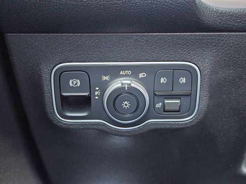 Used 2025 Mercedes-Benz GLB 250 4MATIC image 27