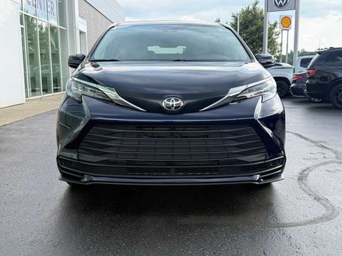 Used 2026 Toyota Sienna LE AWD/4WD image 2