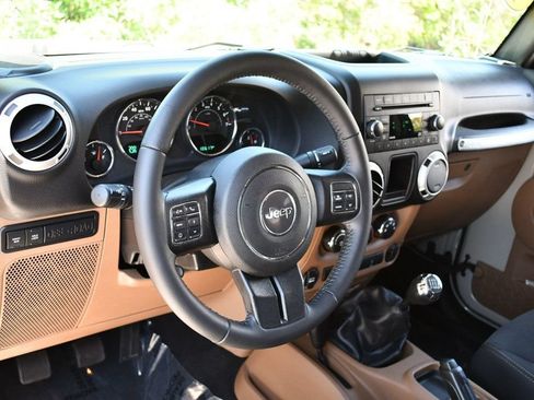 Used 2018 Jeep Wrangler Unlimited Rubicon w/ Connectivity Group AWD/4WD image 49