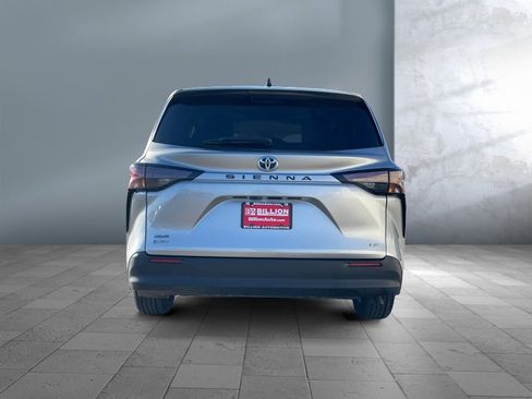 Used 2025 Toyota Sienna LE image 5