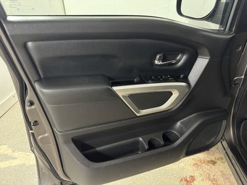 Used 2017 Nissan Titan SV image 14
