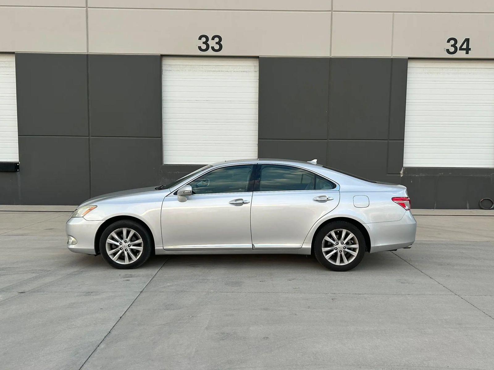 Used 2010 Lexus ES 350 w/ Preferred Accessory Package FWD image 2