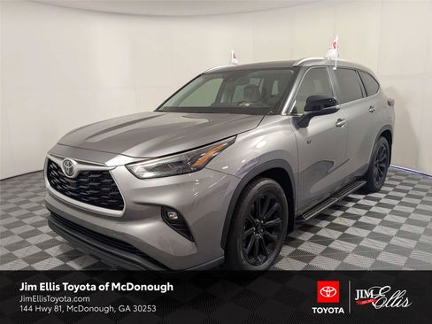 Certified 2025 Toyota Highlander XLE FWD image 1