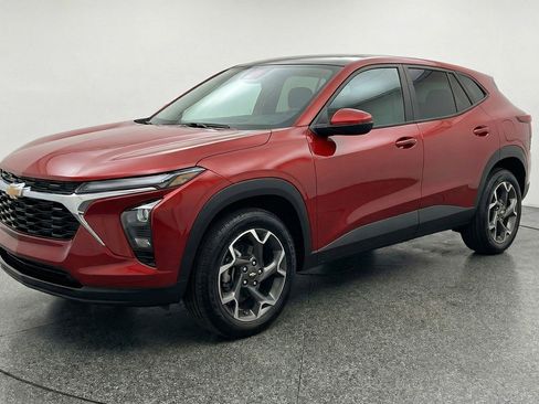 Used 2025 Chevrolet Trax LT image 3