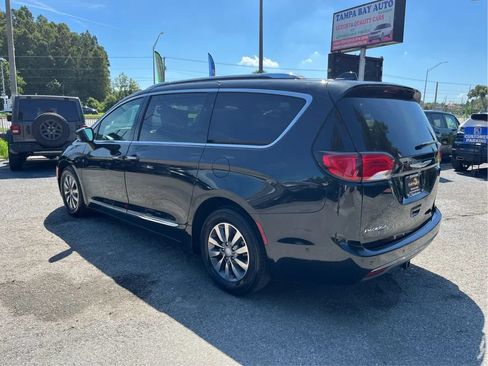 Used 2020 Chrysler Pacifica Touring-L FWD image 7