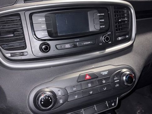 Used 2016 Kia Sorento LX w/ LX Convenience Package image 10