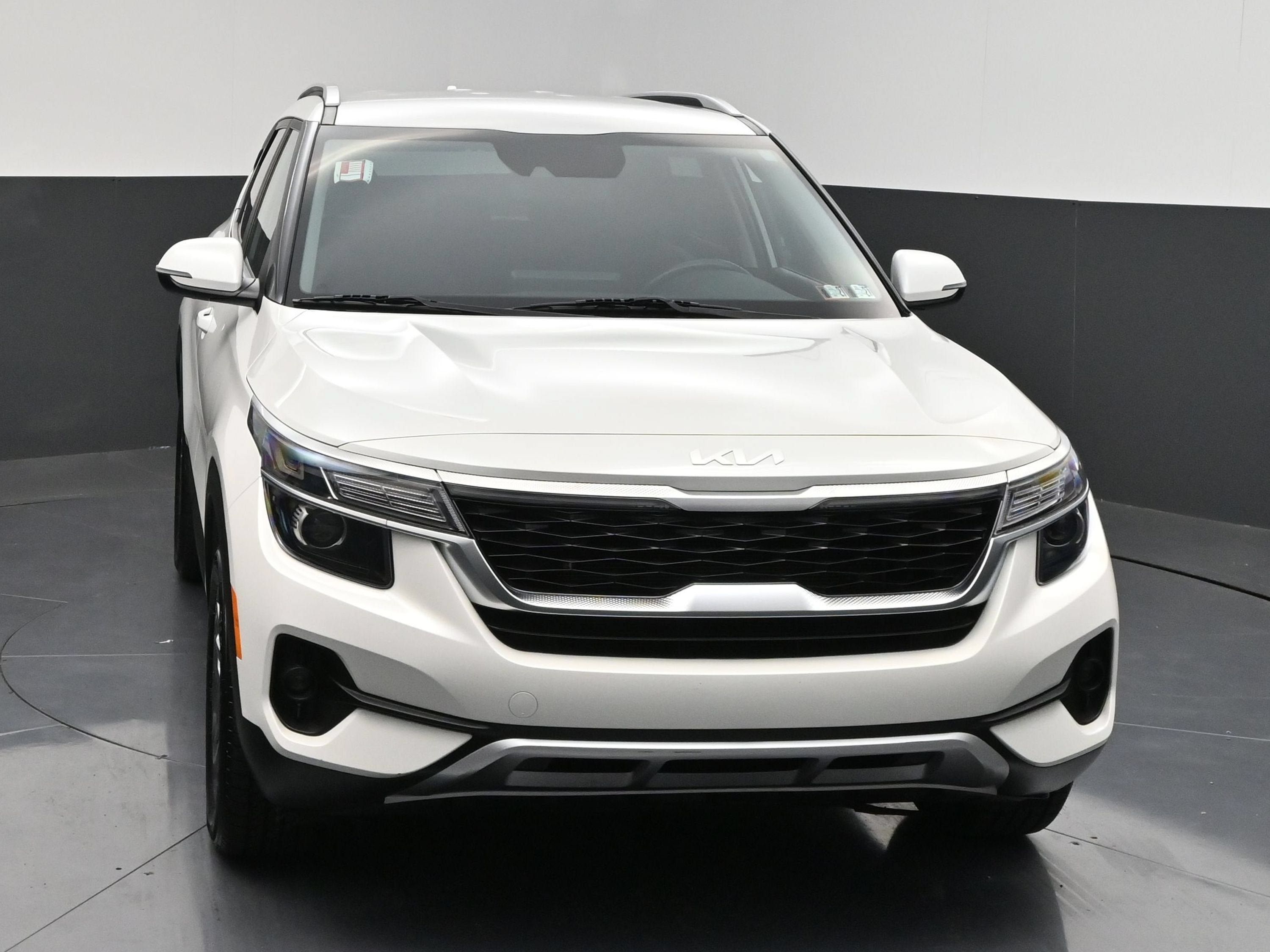 Used 2023 Kia Seltos S w/ Navigation Package FWD image 3