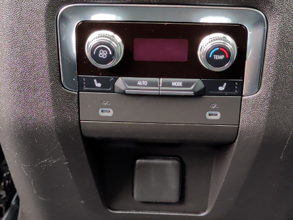 Used 2024 GMC Yukon XL SLT w/ SLT Luxury Package AWD/4WD image 32