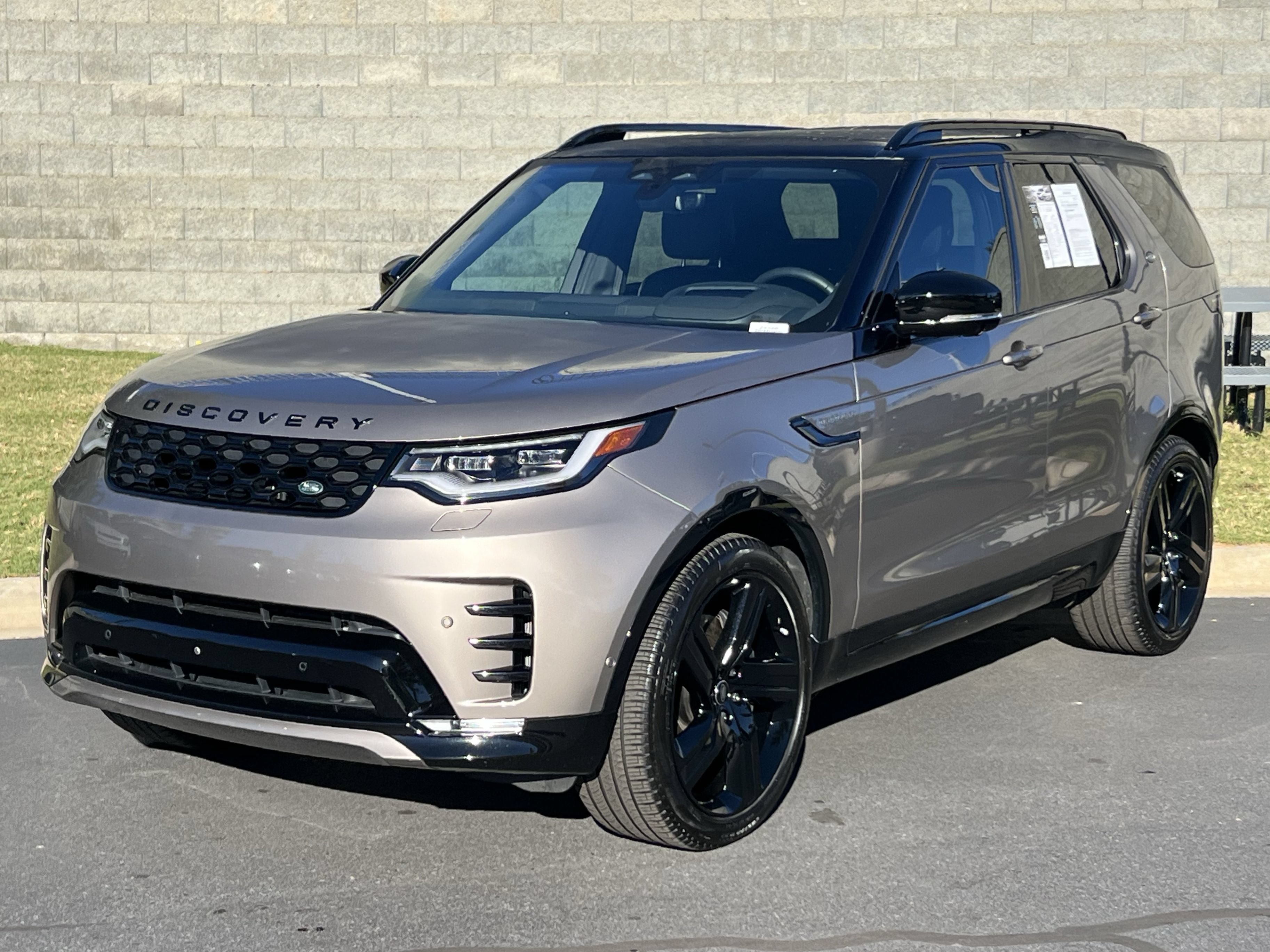 Certified 2025 Land Rover Discovery Dynamic SE AWD/4WD image 1