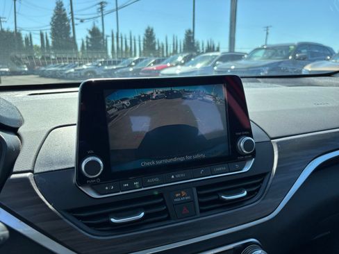 Used 2025 Nissan Altima 2.5 SV FWD image 23