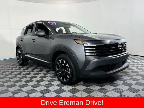 Used 2025 Nissan Kicks SV AWD/4WD image 1