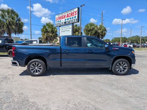 Used 2022 Chevrolet Silverado 1500 LT w/ Z71 Off-Road Package AWD/4WD image 3