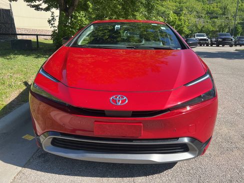 Used 2024 Toyota Prius XLE FWD image 2