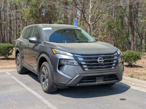 Used 2026 Nissan Rogue SV FWD image 2