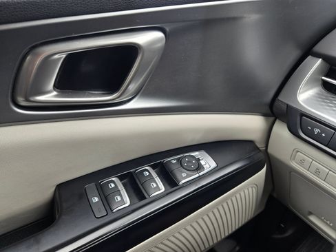 Used 2024 Kia Carnival LX FWD image 21