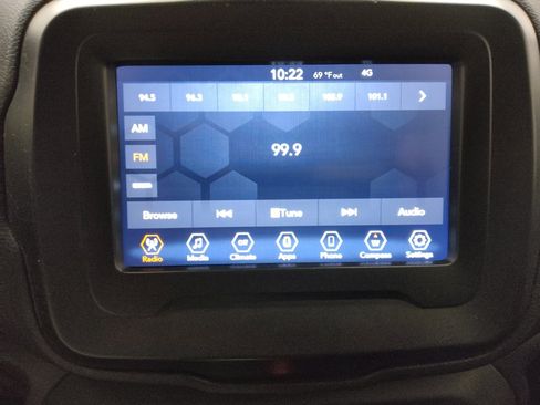 Used 2021 Jeep Renegade Latitude FWD image 25