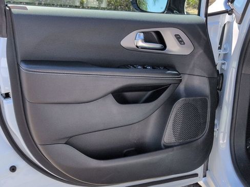 New 2026 Chrysler Pacifica Select image 13