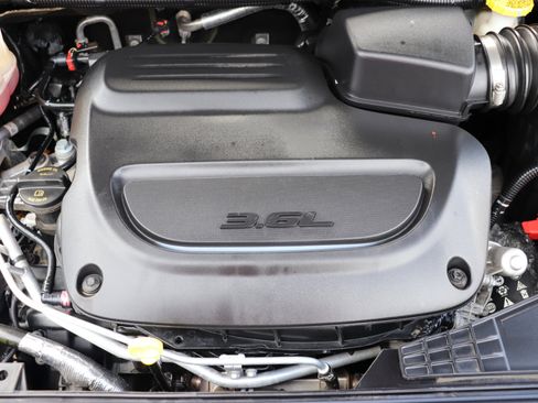 Used 2023 Chrysler Voyager LX image 42