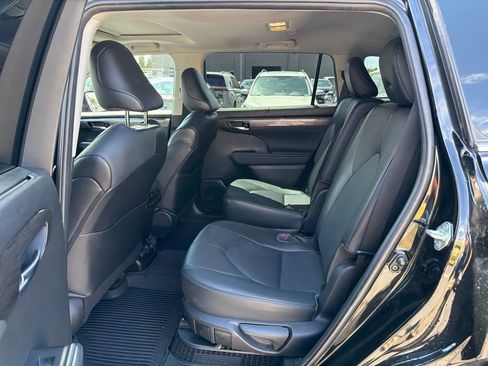 Used 2023 Toyota Highlander Limited AWD/4WD image 10