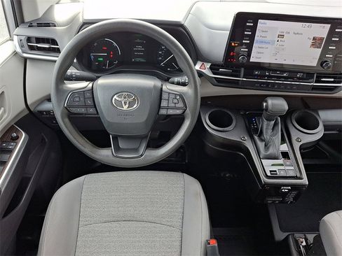 Used 2022 Toyota Sienna LE image 10