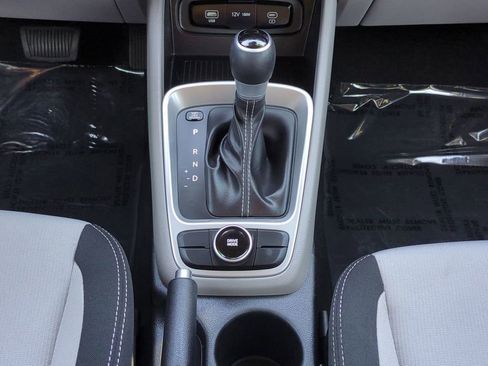 Used 2025 Hyundai Venue SEL image 18