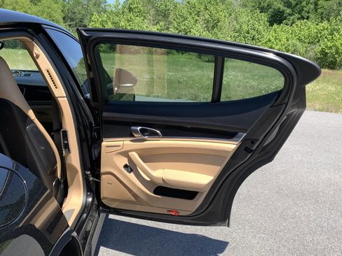 Used 2015 Porsche Panamera w/ Premium Package RWD image 30