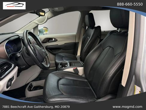 Used 2017 Chrysler Pacifica Touring-L w/ Tire & Wheel Group FWD image 8