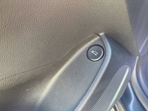 Used 2017 Chevrolet Cruze Premier FWD image 22