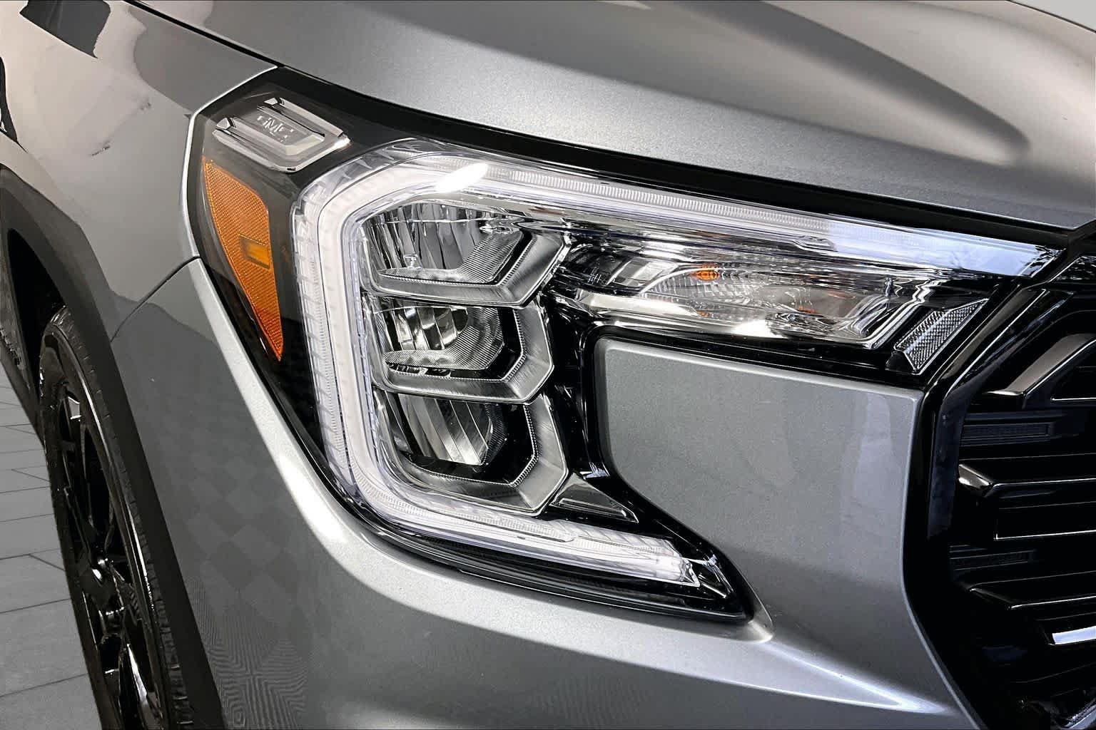 Used 2024 GMC Terrain SLT w/ Elevation Edition FWD image 25