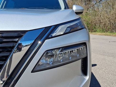 Used 2023 Nissan Rogue SV image 11