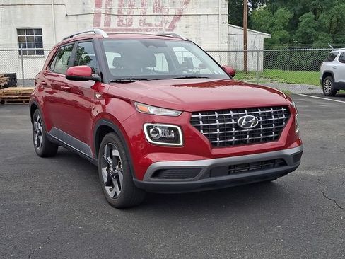 Used 2023 Hyundai Venue Limited FWD image 2