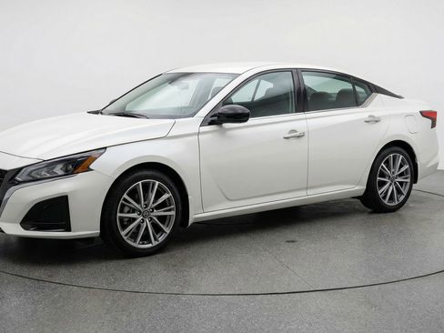 Used 2025 Nissan Altima 2.5 SV FWD image 3