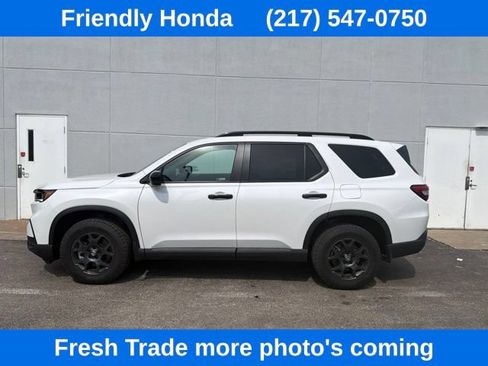 Used 2025 Honda Pilot TrailSport image 2