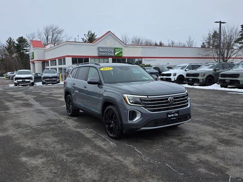 Used 2025 Volkswagen Atlas SE image 33