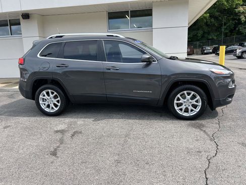 Used 2017 Jeep Cherokee Latitude w/ Comfort/Convenience Group FWD image 2