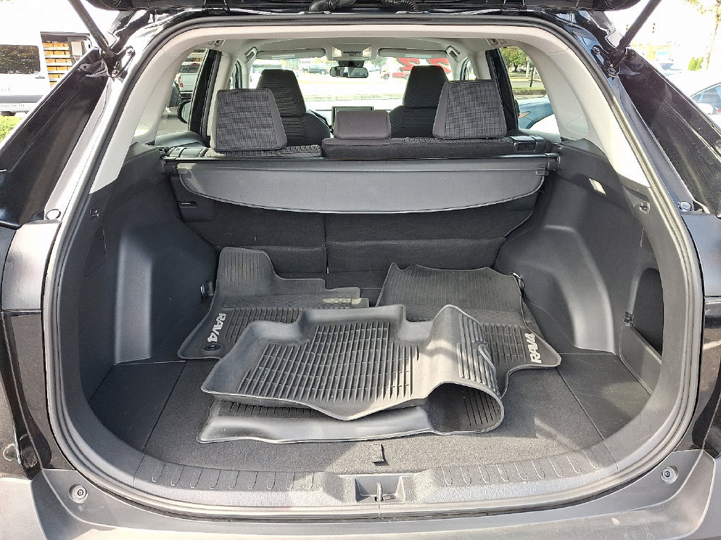 Used 2022 Toyota RAV4 LE AWD/4WD image 29