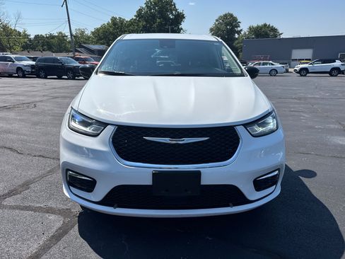 Used 2024 Chrysler Pacifica Touring-L FWD image 2