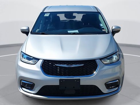 Used 2023 Chrysler Pacifica Touring-L image 2