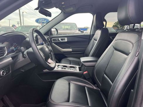 Used 2023 Ford Explorer XLT w/ Equipment Group 202A AWD/4WD image 18